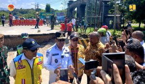 Kadis PUPR NTT Dampingi Wakil Gubernur NTT Tinjau Langsung Jembatan Oelmasi 1 yang Ambruk
