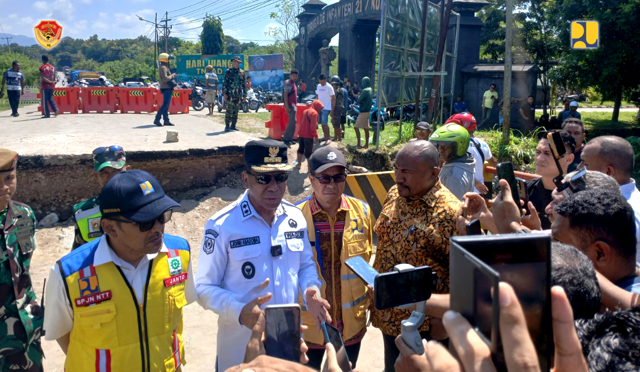 Kadis PUPR NTT Dampingi Wakil Gubernur NTT Tinjau Langsung Jembatan Oelmasi 1 yang Ambruk